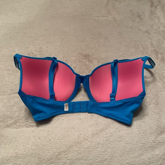 Pink bra! - Picture 2 of 3